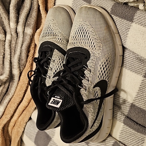 Women's Nike running shoe (free rn) grayish color with black size 6.5 y (boy) - Picture 2 of 5